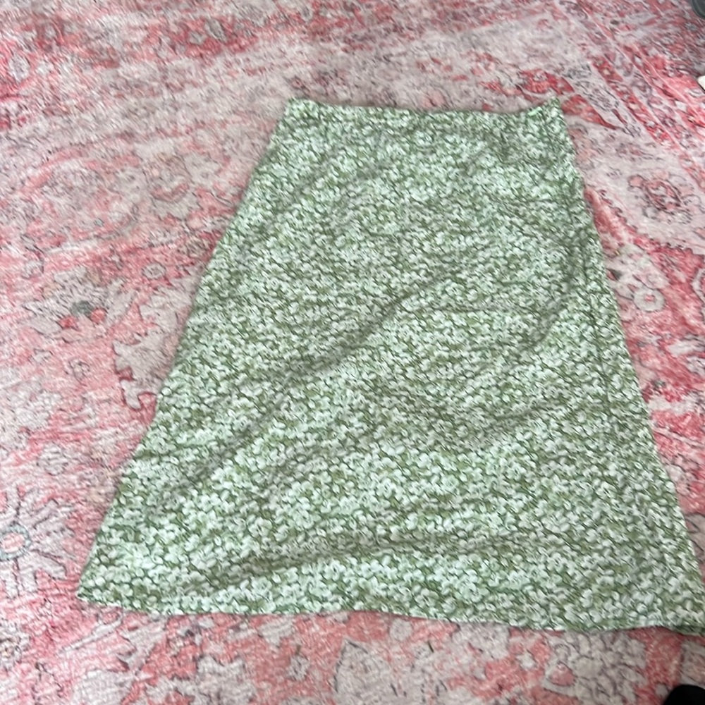 Very beautiful pattern. It has flowers and would be great for a formal event.